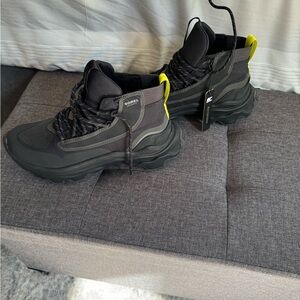 Sorel Women's Kinetic Breakthru Venture Mid Waterproof Shoe.  NWT 8.5 black